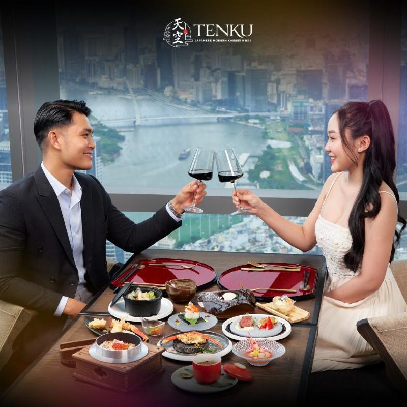 Một cặp đôi đang chia sẻ bữa ăn tại nhà hàng lãng mạn